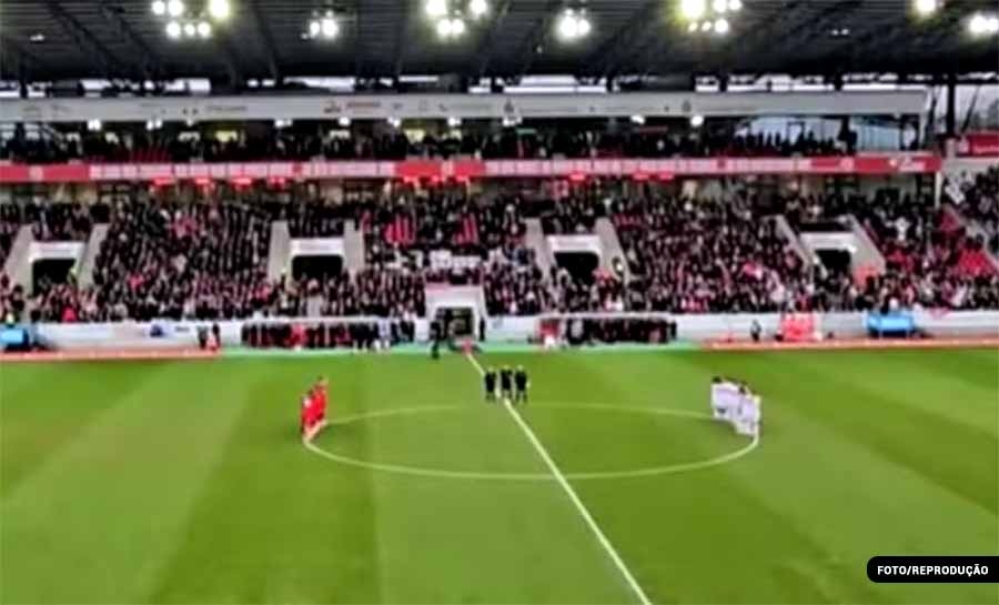 “Fora, nazistas!”: Time alemão expulsa do estádio torcedor que gritou mensagem extremista